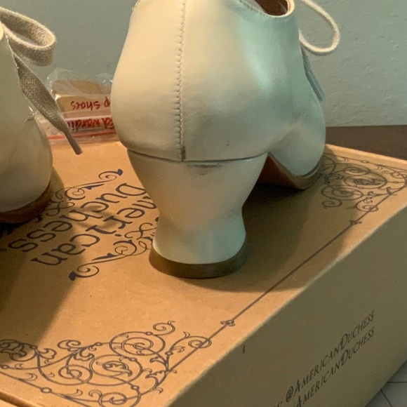 American Duchess “Gibson” in Ivory size 7.5 - Picture 8 of 8
